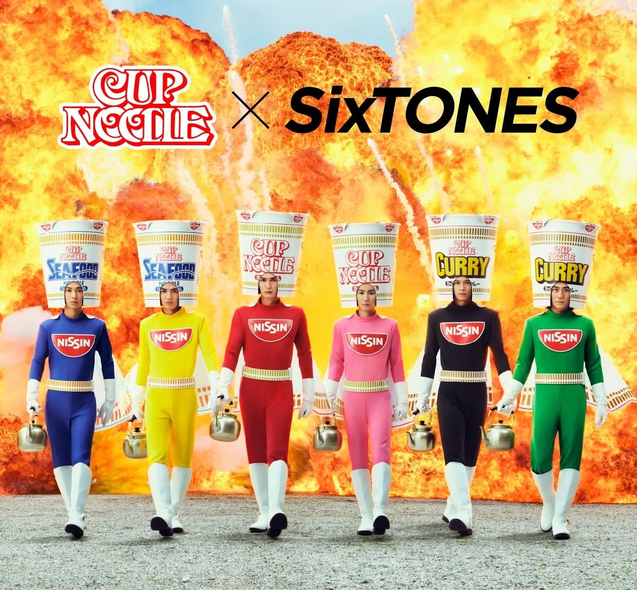 カップヌードルの被り物と戦隊風衣装のSixTONES6人