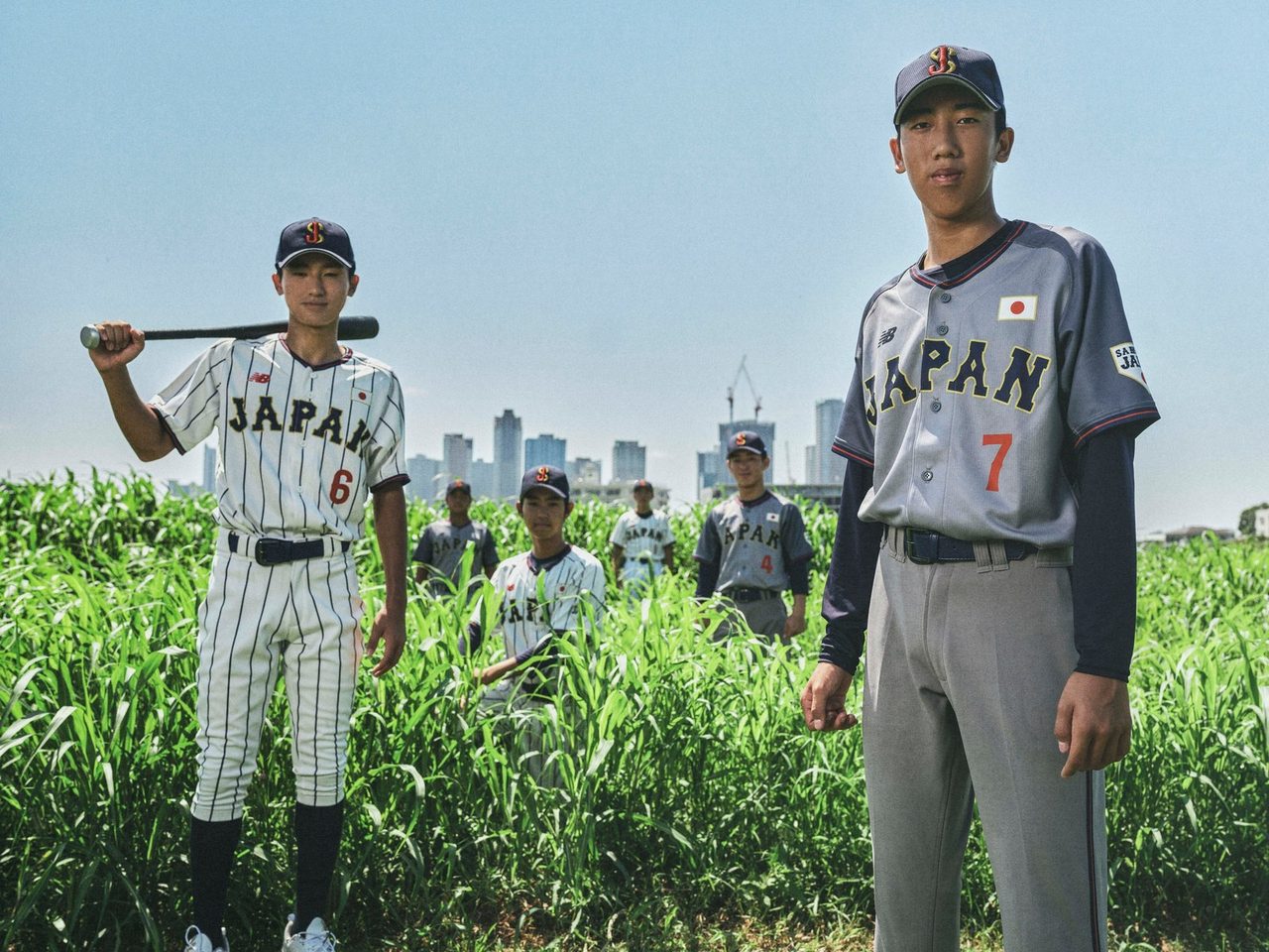 トウモロコシ畑でホームとビジターのユニフォームを着た子どもたち