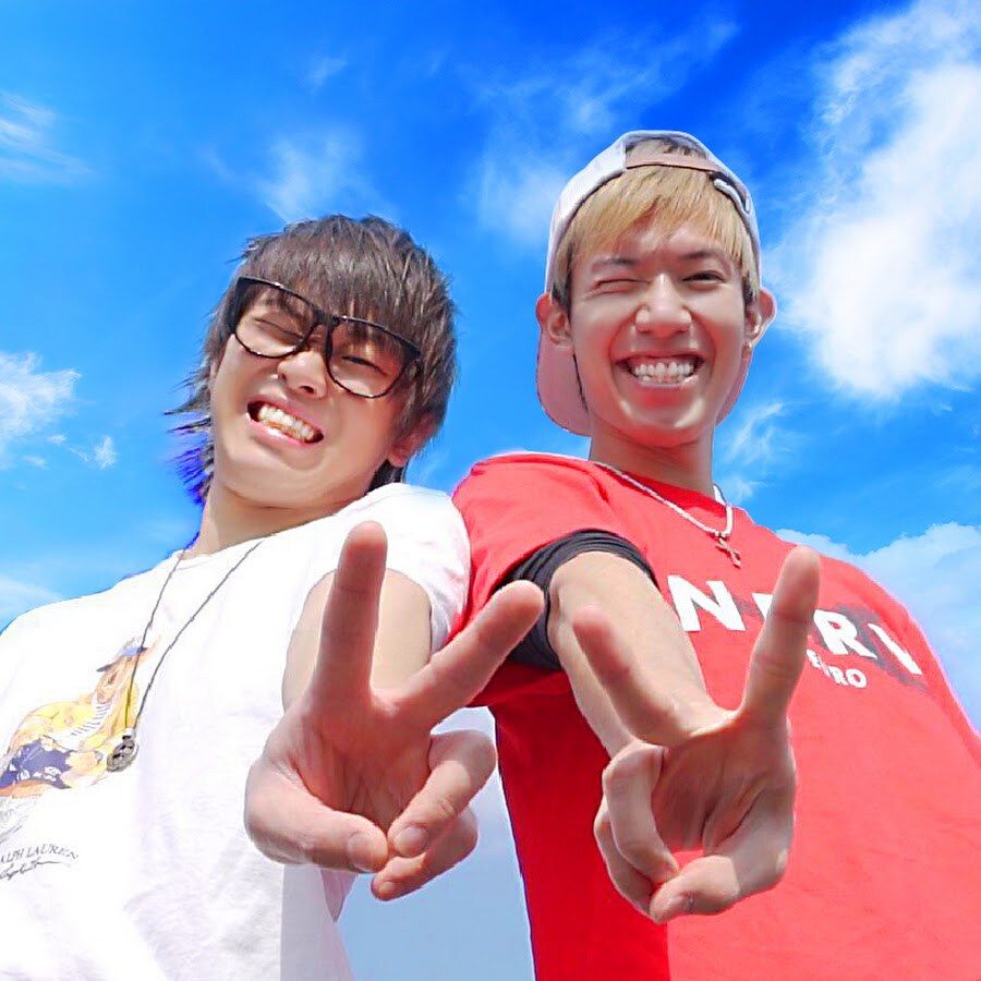 スカイピース テオくんと☆イニ☆ ピースサインの2人