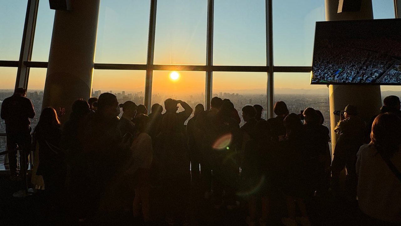 2026年2月の天望デッキで夕日を見る来場者
