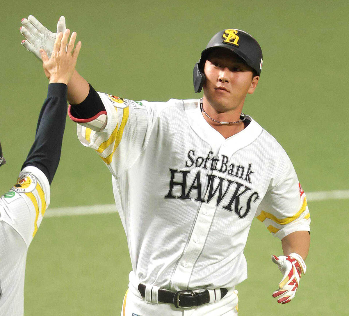 ソフトバンクのユニフォーム姿でハイタッチする秋広優人内野手