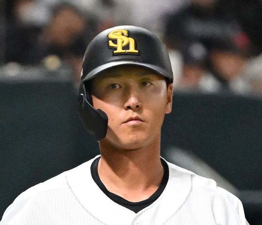 打席で前を見つめるソフトバンクの秋広優人内野手