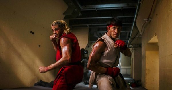 ストリートファイター実写映画のケンとリュウが構える劇中カット