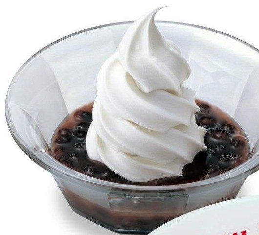 スガキヤのクリームぜんざい。ソフトクリームの下に小豆がたっぷり入っている