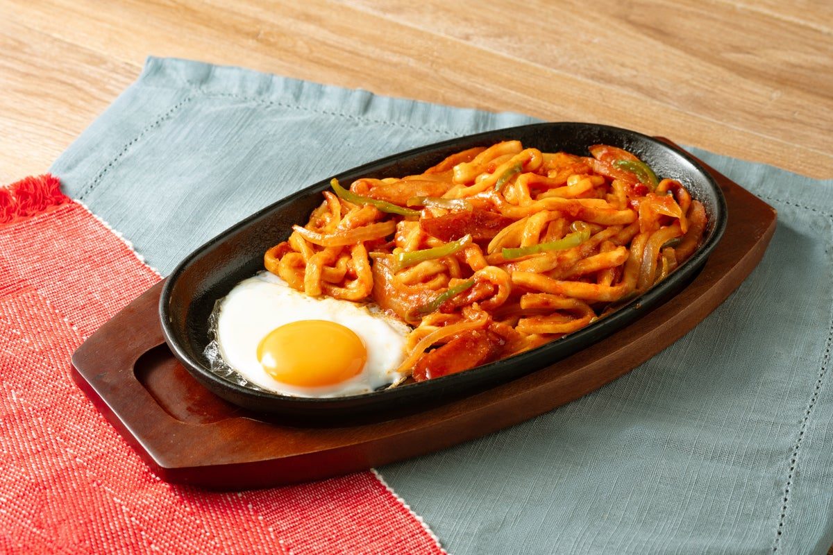 鉄板に載った資さんうどんのナポリタンうどんと目玉焼き