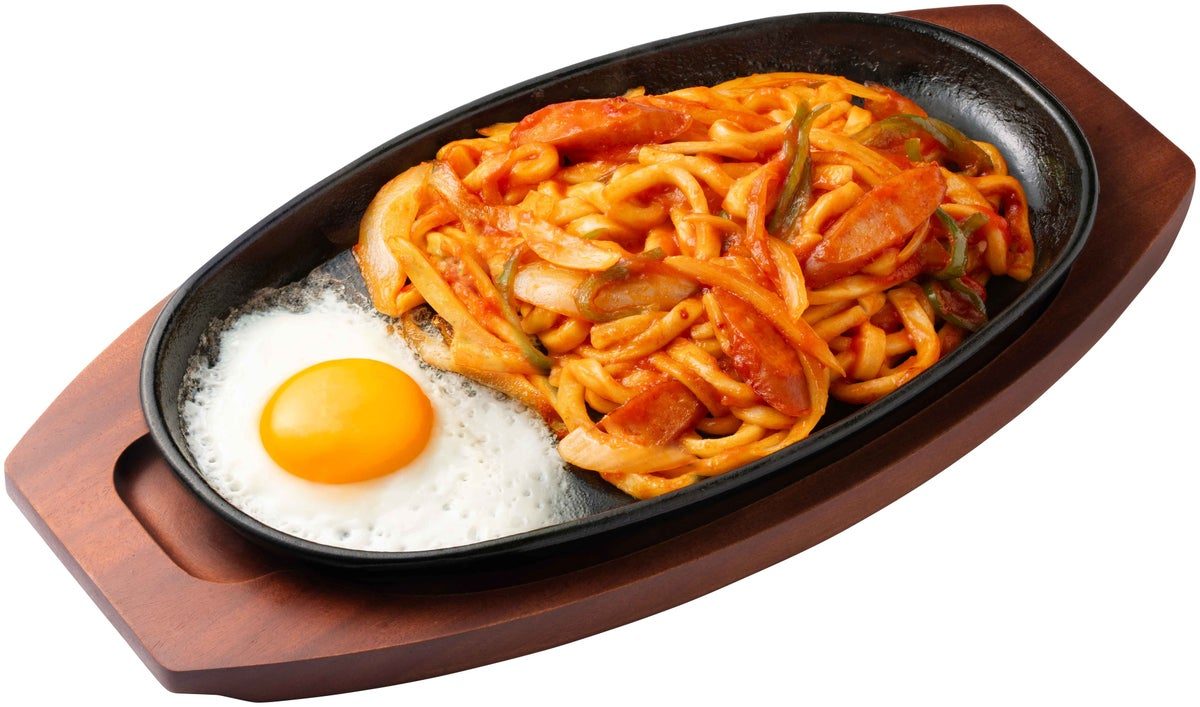 資さんうどんのナポリタンうどんを斜めから撮影した鉄板と目玉焼き
