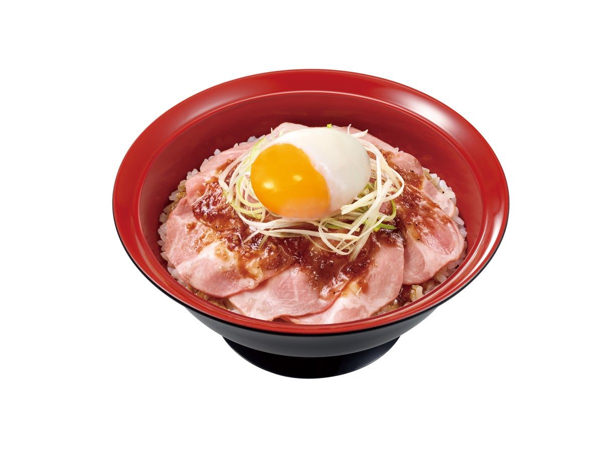 すき家のおんたまローストポーク丼 おんたまと白髪ねぎがのった丼