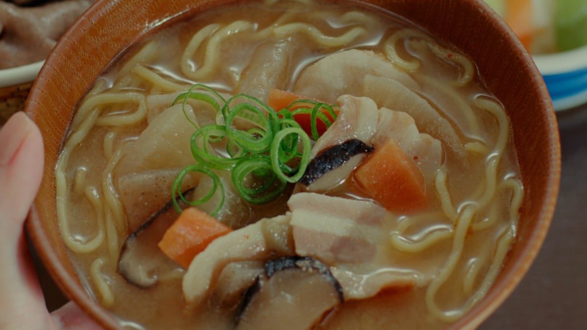 すき家 とん汁みそらーめん 新TVCMの映像カット 麺と豚汁の具材