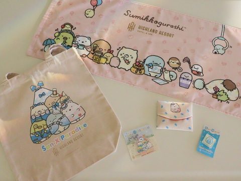 ハイランドリゾートのロゴ入りすみっコぐらしのタオルやバッグなどのグッズ写真