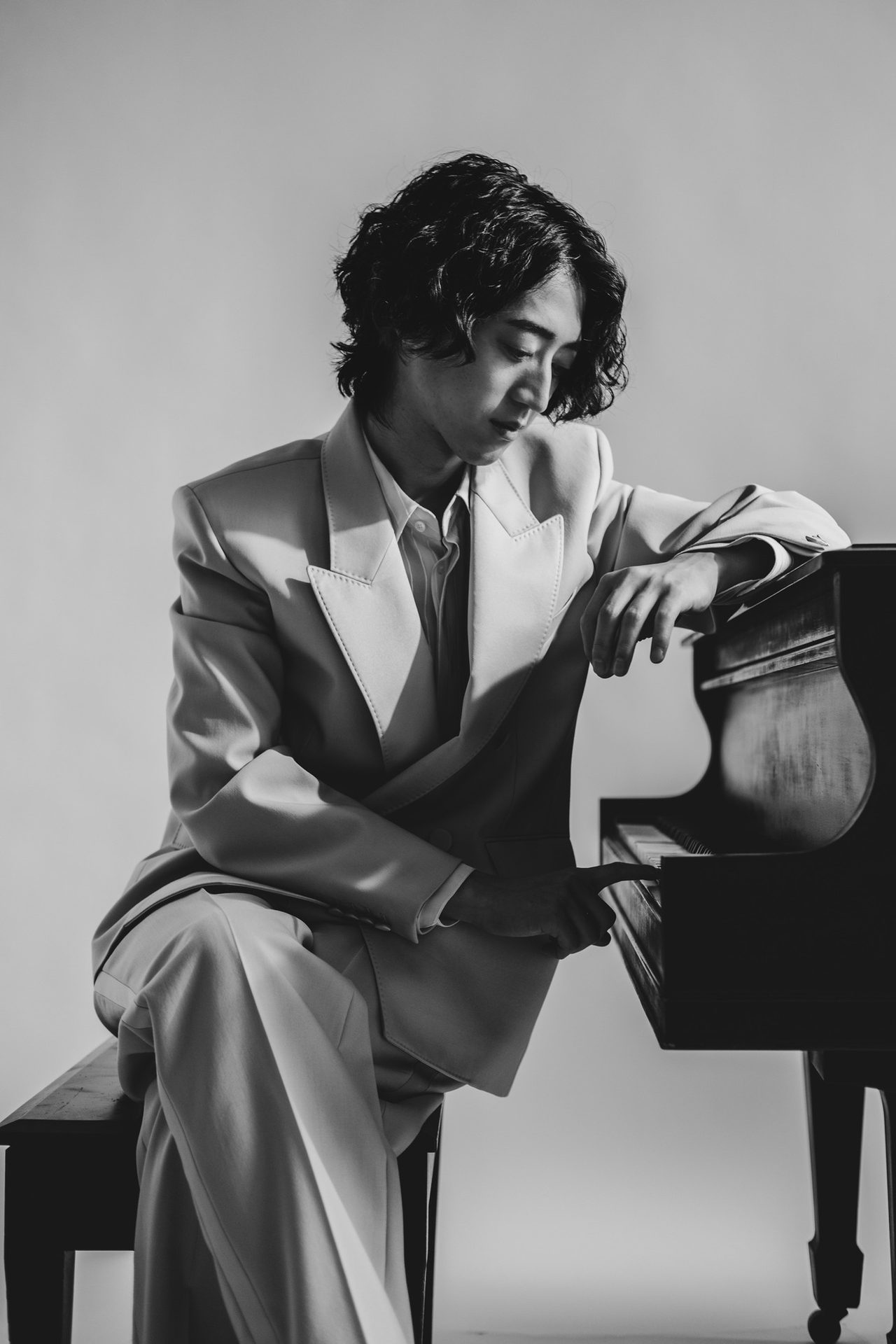 角野隼斗 アーティスト写真 グランドピアノと白いスーツ