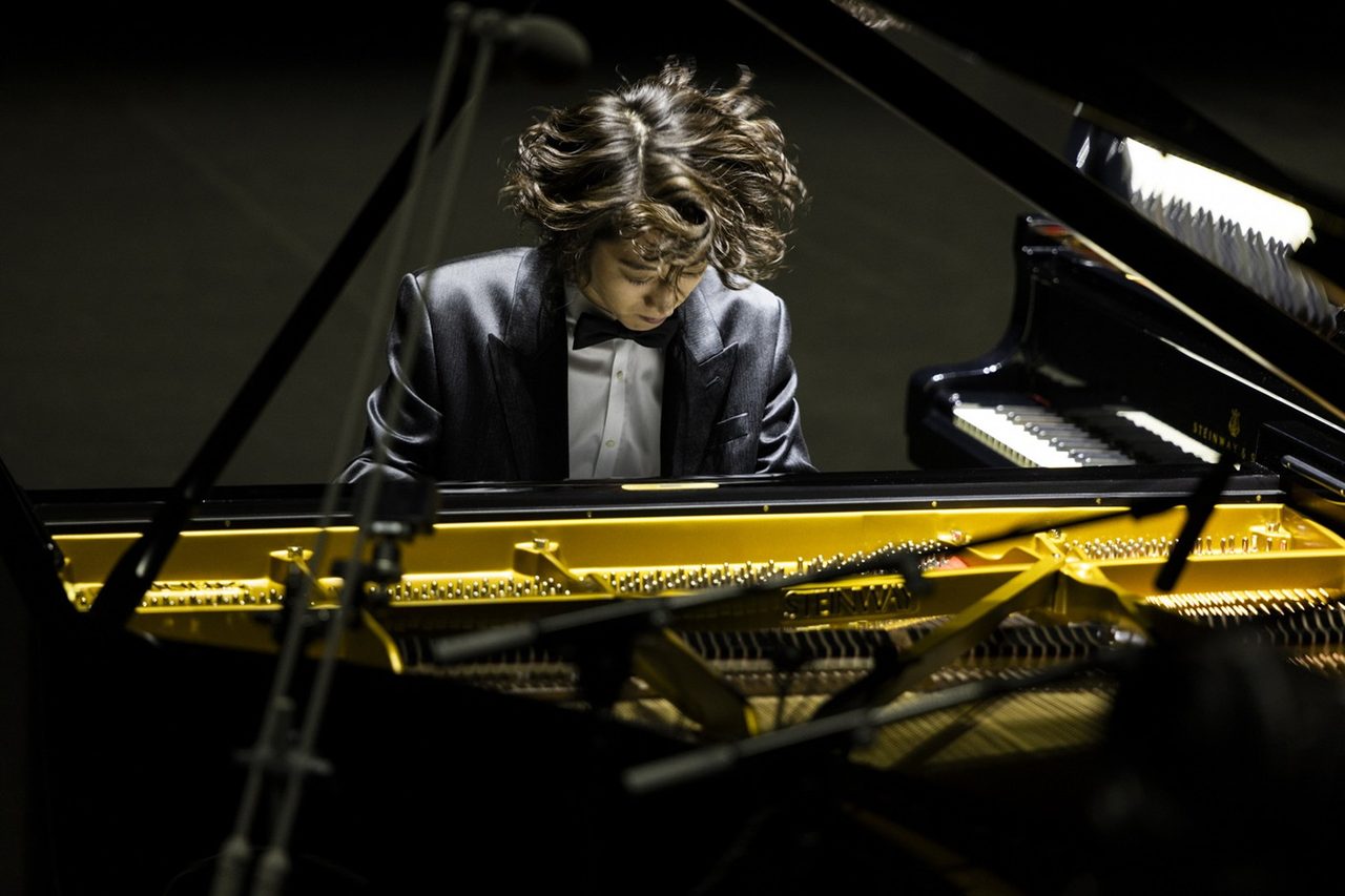 角野隼斗がグランドピアノを演奏する姿 Klassik Arena