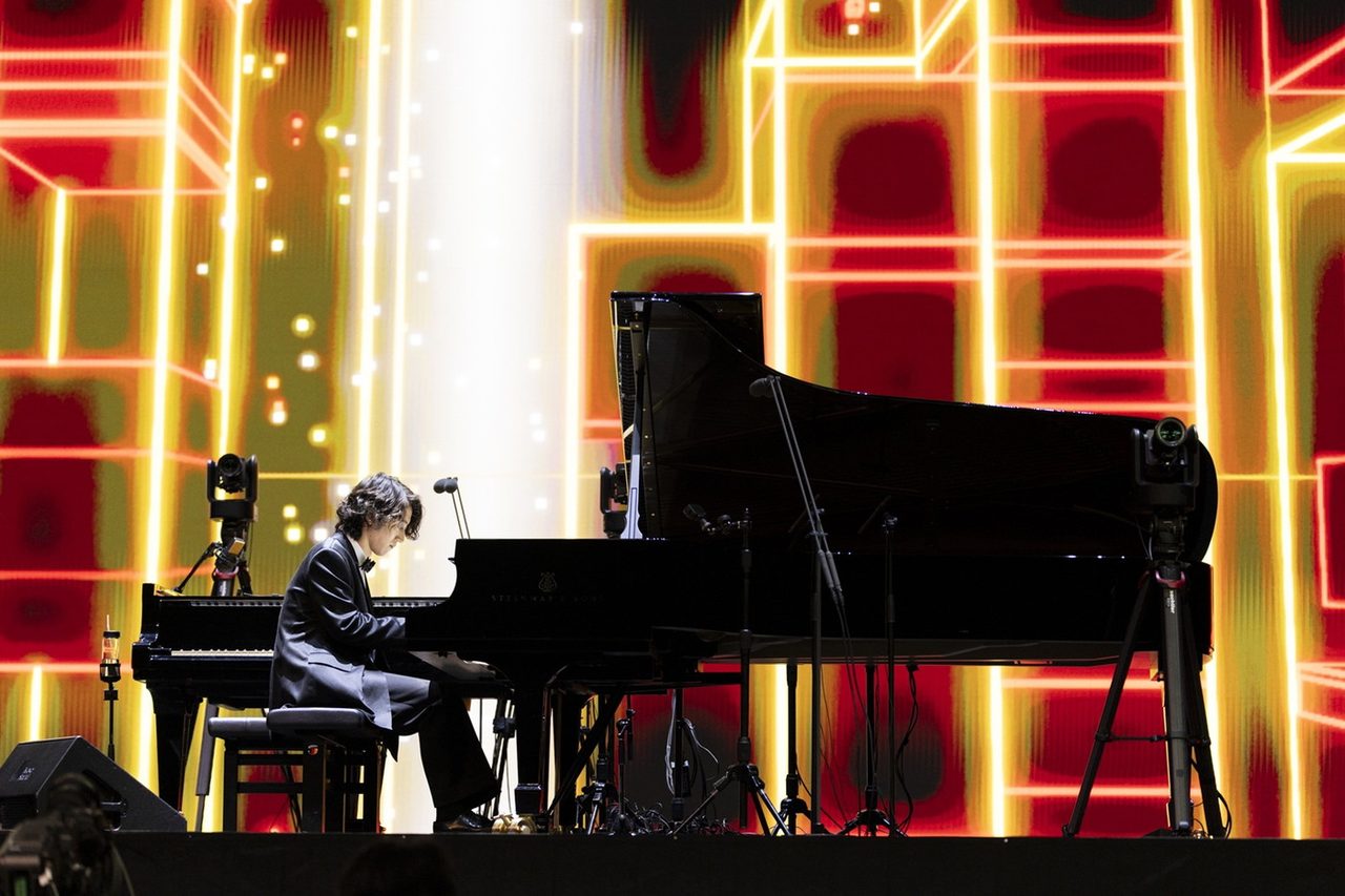 Kアリーナ横浜の角野隼斗 ピアノ・リサイタル Klassik Arena のステージ 映像演出