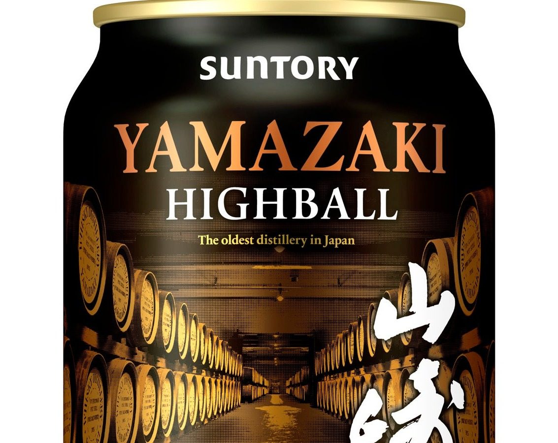 山崎ハイボール缶の上部 SUNTORYのロゴとYAMAZAKI HIGHBALLの文字 山崎蒸溜所の貯蔵庫の樽が並ぶデザイン