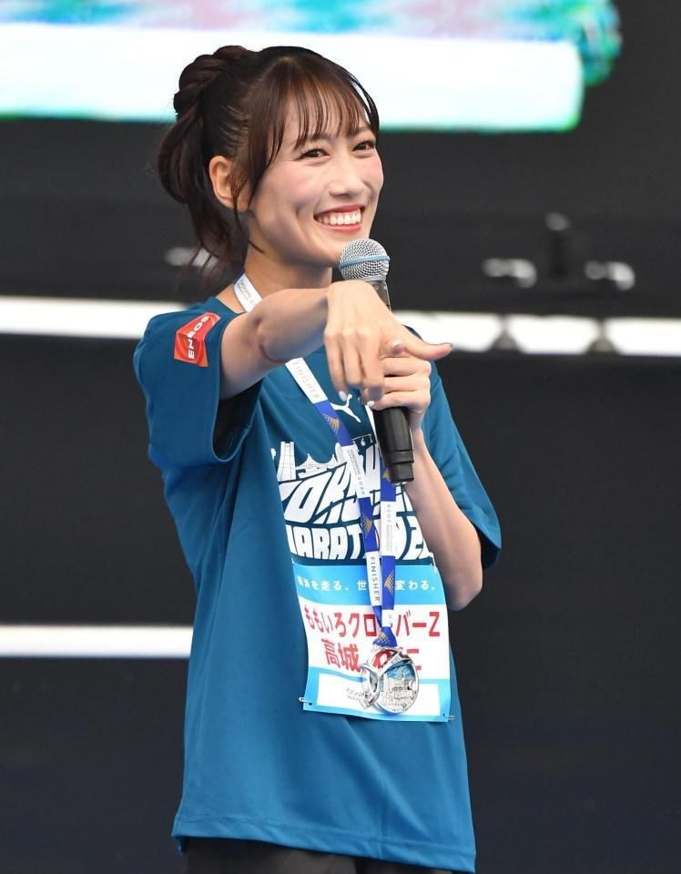 フィニッシャーのゼッケンとメダルを着けてステージに立つ高城れにさん