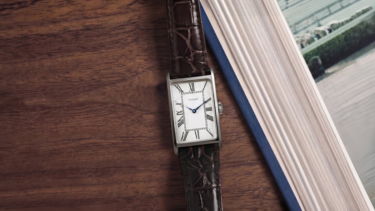 TIMEX 1976 Rectangle Reissue の文字盤。シルバーの縦ヘアラインと黒いローマ数字インデックス