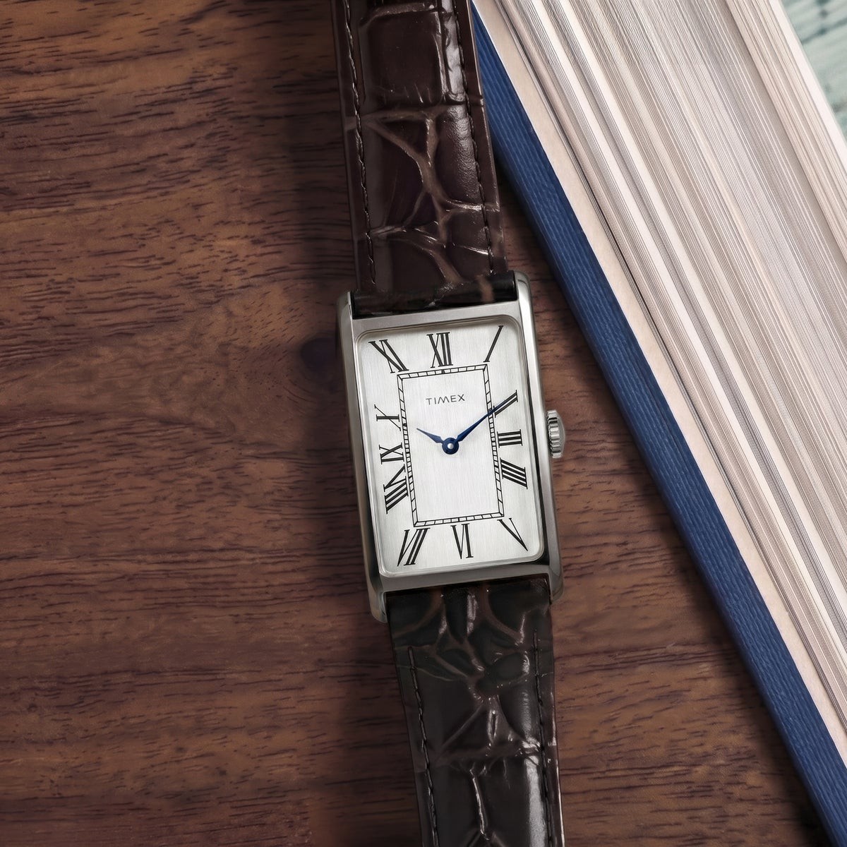 TIMEX 1976 Rectangle Reissue シルバーのレザーストラップ着用イメージ