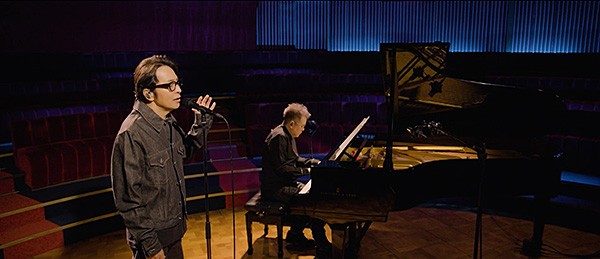 COVERS 特典映像 HIDEAKI TOKUNAGA COVERS SPECIAL SESSION のピアノ弾き語りシーン