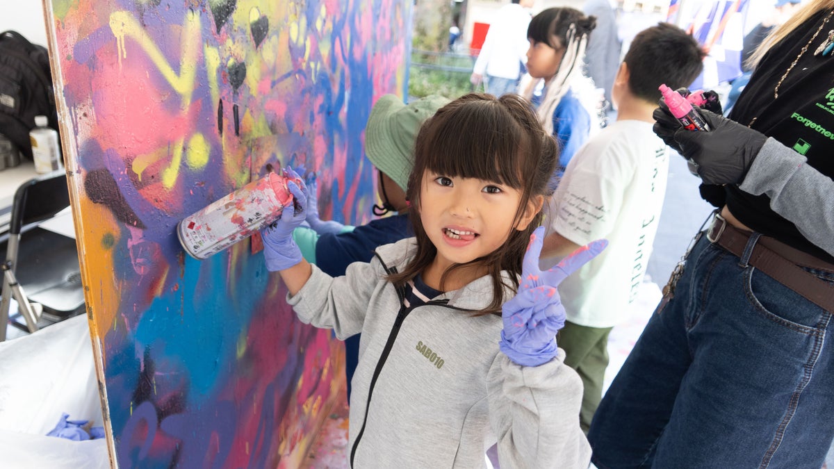 TOSHIMA STREET FESのアート体験で壁に絵を描く子ども