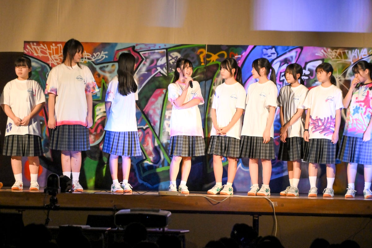 TOSHIMA STREET FESの高校生ダンスコンテストで制服姿の出場者がステージに並ぶ様子