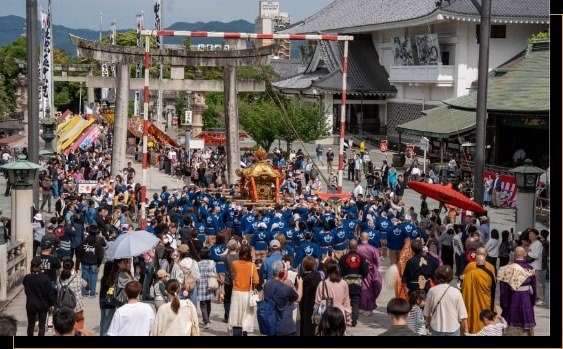 御開帳大祭で境内を巡る神輿と僧侶・参列者の行列
