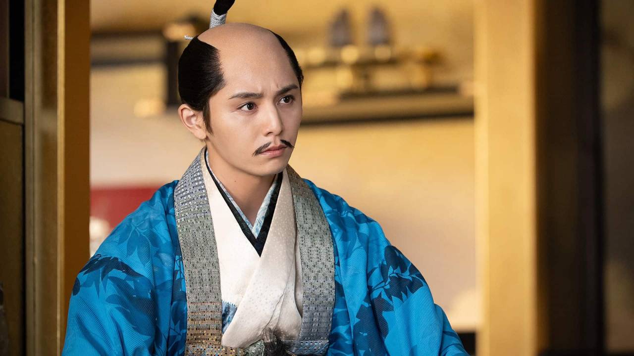 豊臣兄弟！ 第42回の場面写真 青い着物の人物が何かを見つめるシーン