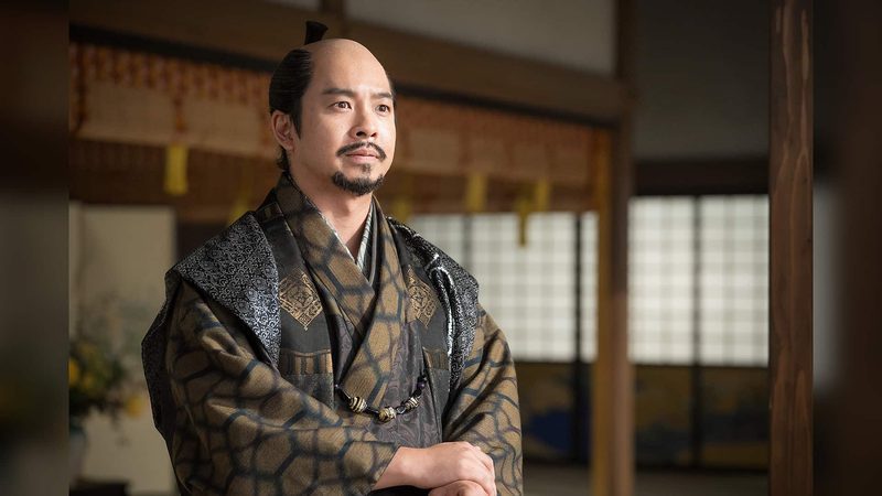 豊臣兄弟！ 第42回の場面写真 黒い羽織の人物が立つシーン