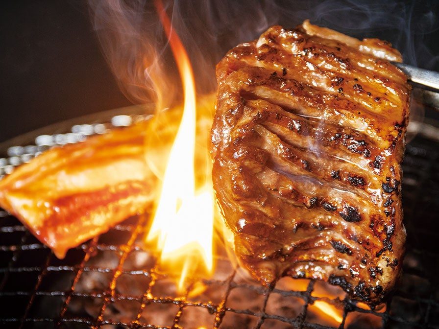 じゅうじゅうカルビの焼肉 炭火で焼かれるカルビ
