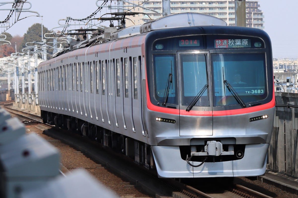 つくばエクスプレスの車両 快速秋葉原行き