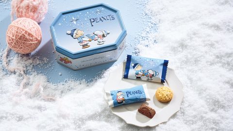 USJ「スヌーピー」冬グッズの写真。PEANUTSのデザインの缶と焼き菓子