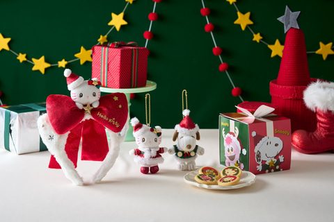 USJ冬グッズ。クリスマス衣装のハローキティのカチューシャやマスコットが並ぶ