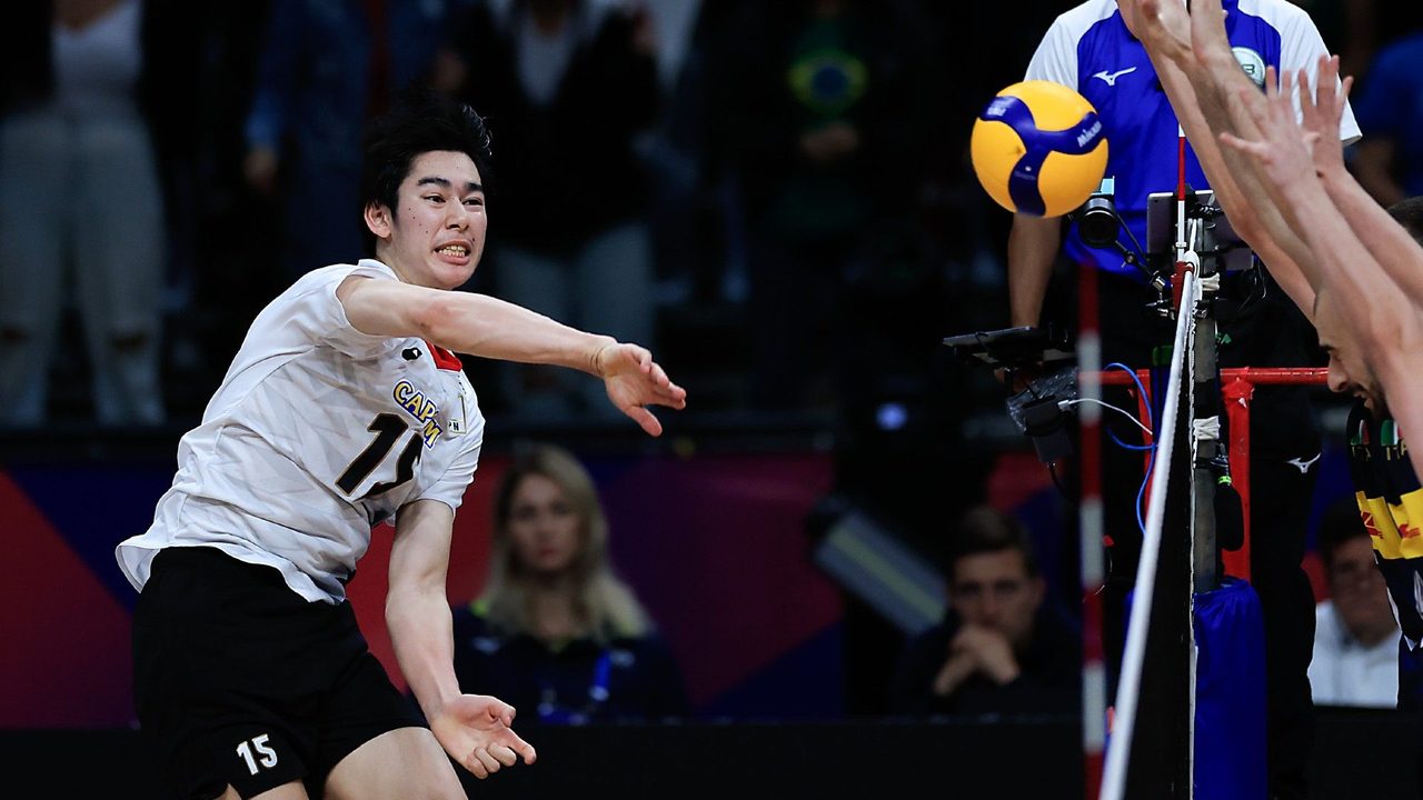 スパイクを打つバレーボール男子日本代表の甲斐優斗選手(15番)