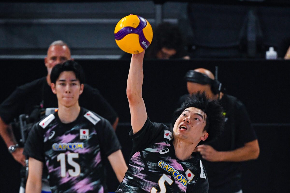 サーブを打つバレーボール男子日本代表の5番(大塚達宣選手)