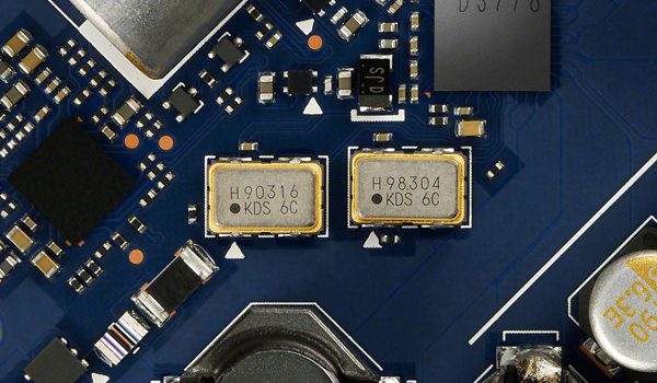 NW-ZX900に搭載される高品位な水晶発振器の基板接写