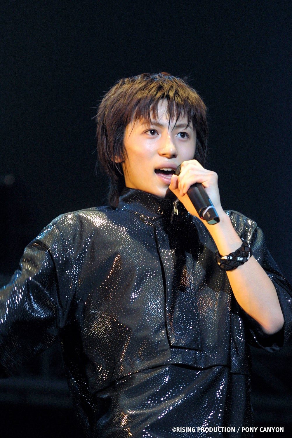w-inds.の過去のライブで歌うメンバーのステージ写真