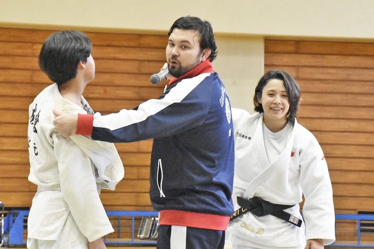 ウルフアロン杯で子どもに柔道を指導するウルフアロン選手と見守る出口クリスタさん