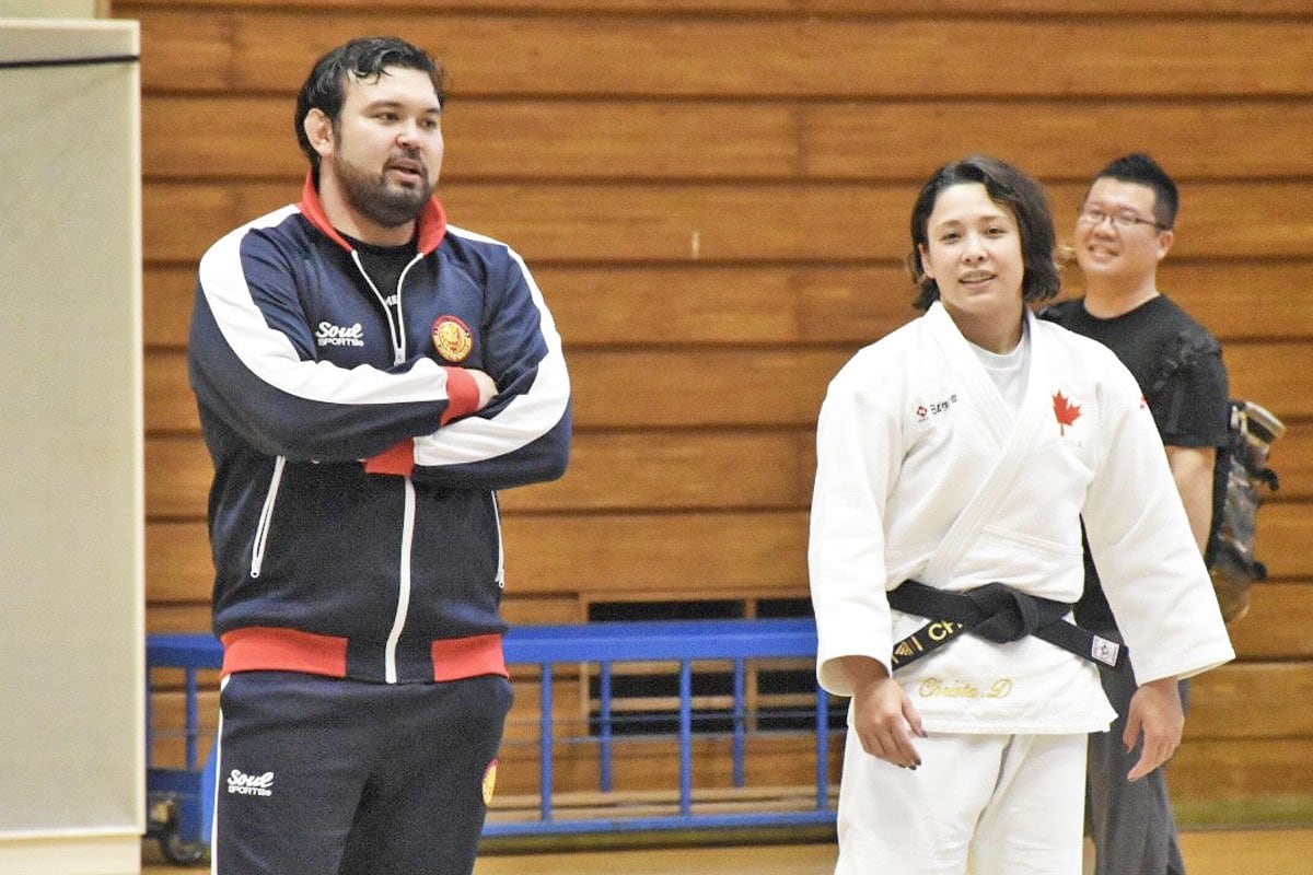 葛飾区の柔道大会会場に立つウルフアロン選手と柔道着姿の出口クリスタさん