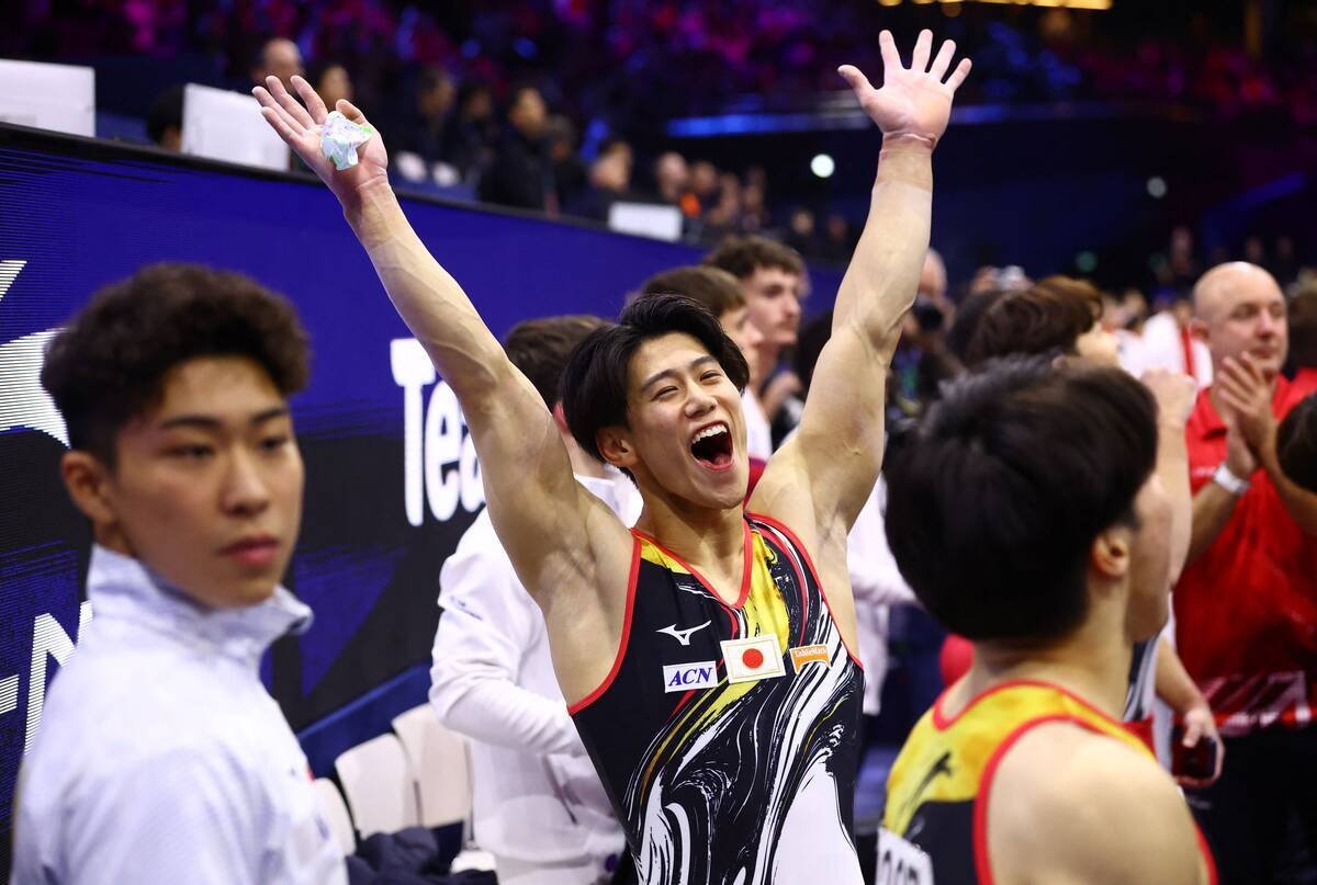 世界体操2026男子団体で両手を挙げて喜ぶ日本代表の選手