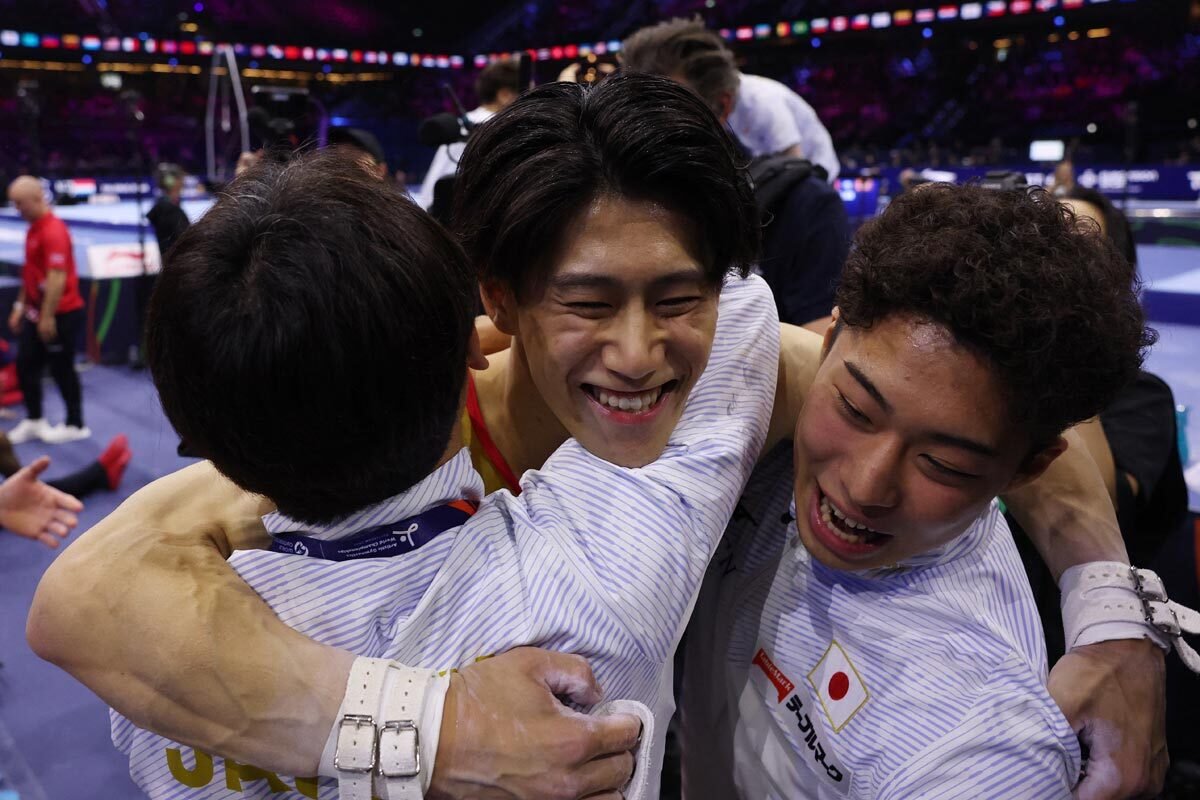 世界体操2026男子団体で連覇を喜び合う日本代表