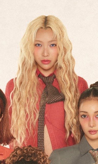 XG DEPENDS ビジュアル 赤いシャツとブラウンのネクタイ