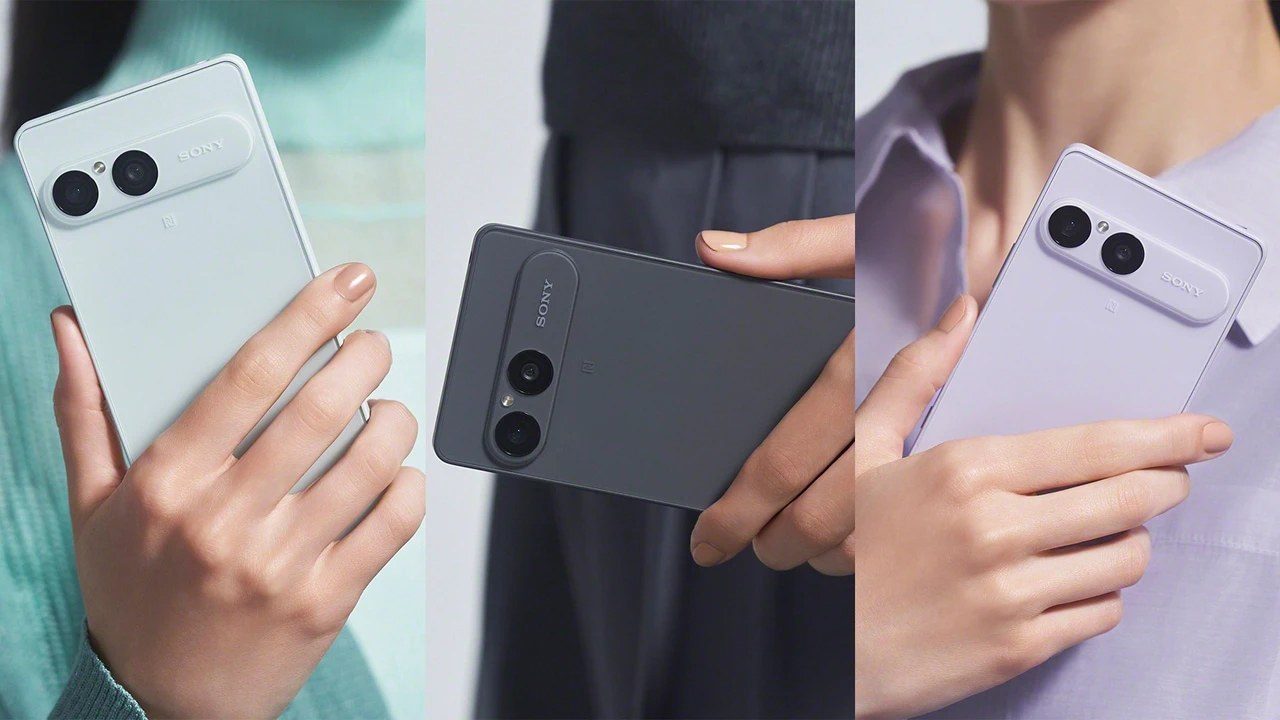 Xperia 10 VIII 3色のカラーバリエーションを手に持った公式画像
