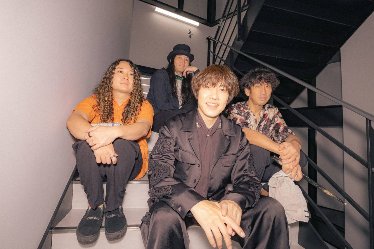 山内総一郎ら4人が階段に座る写真