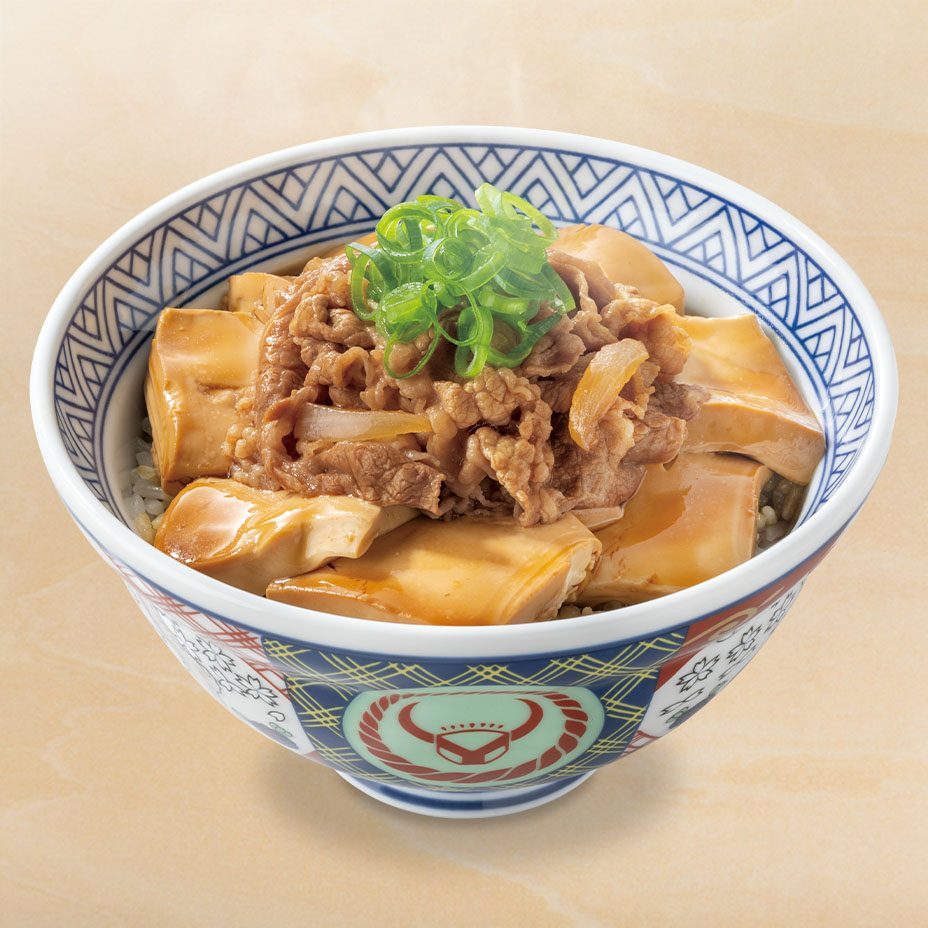 牛肉豆腐丼を斜めから撮影した吉野家公式の商品画像