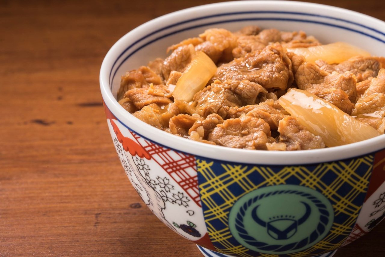 吉野家の牛丼の具(冷凍)を盛り付けたどんぶりのイメージ
