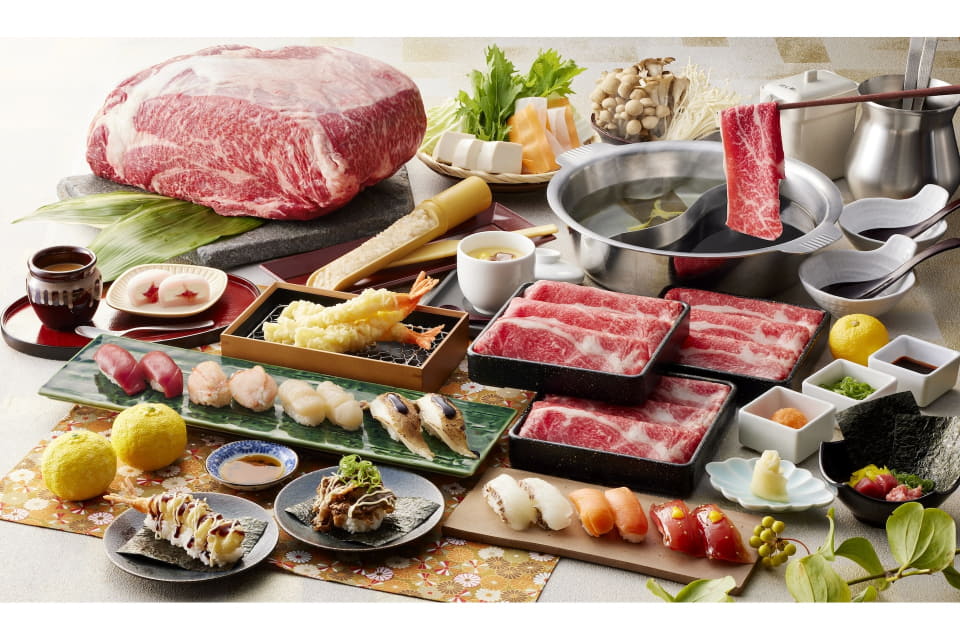 ゆず庵のしゃぶしゃぶとにぎり寿司の盛り合わせ。牛肉、寿司、天ぷら、鍋が並ぶ