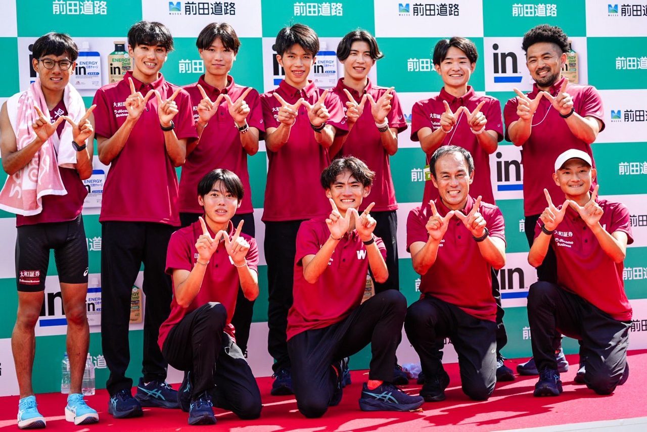 出雲駅伝で優勝後に集合写真に収まる早稲田大学の選手たち
